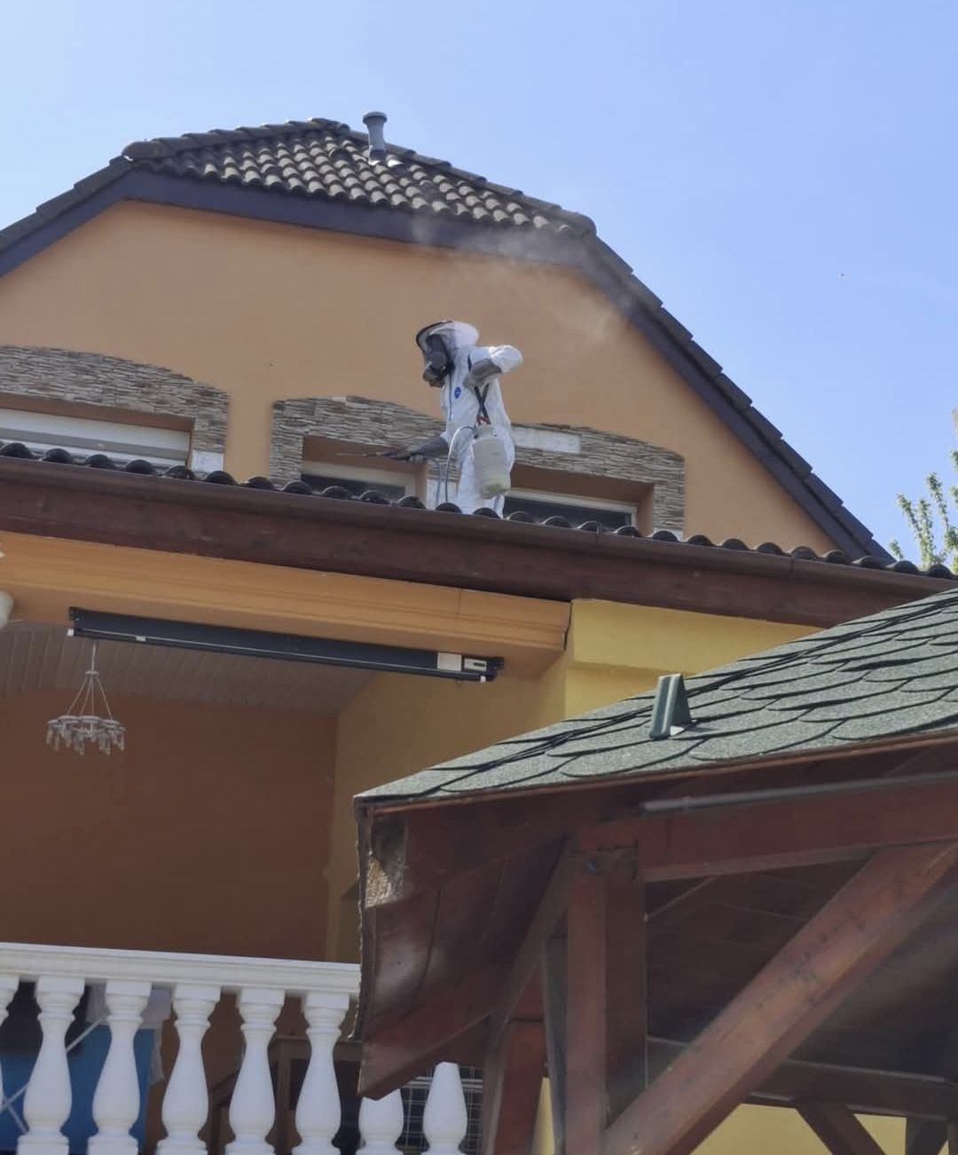 Permetezés a ház homlokzatán, magasban